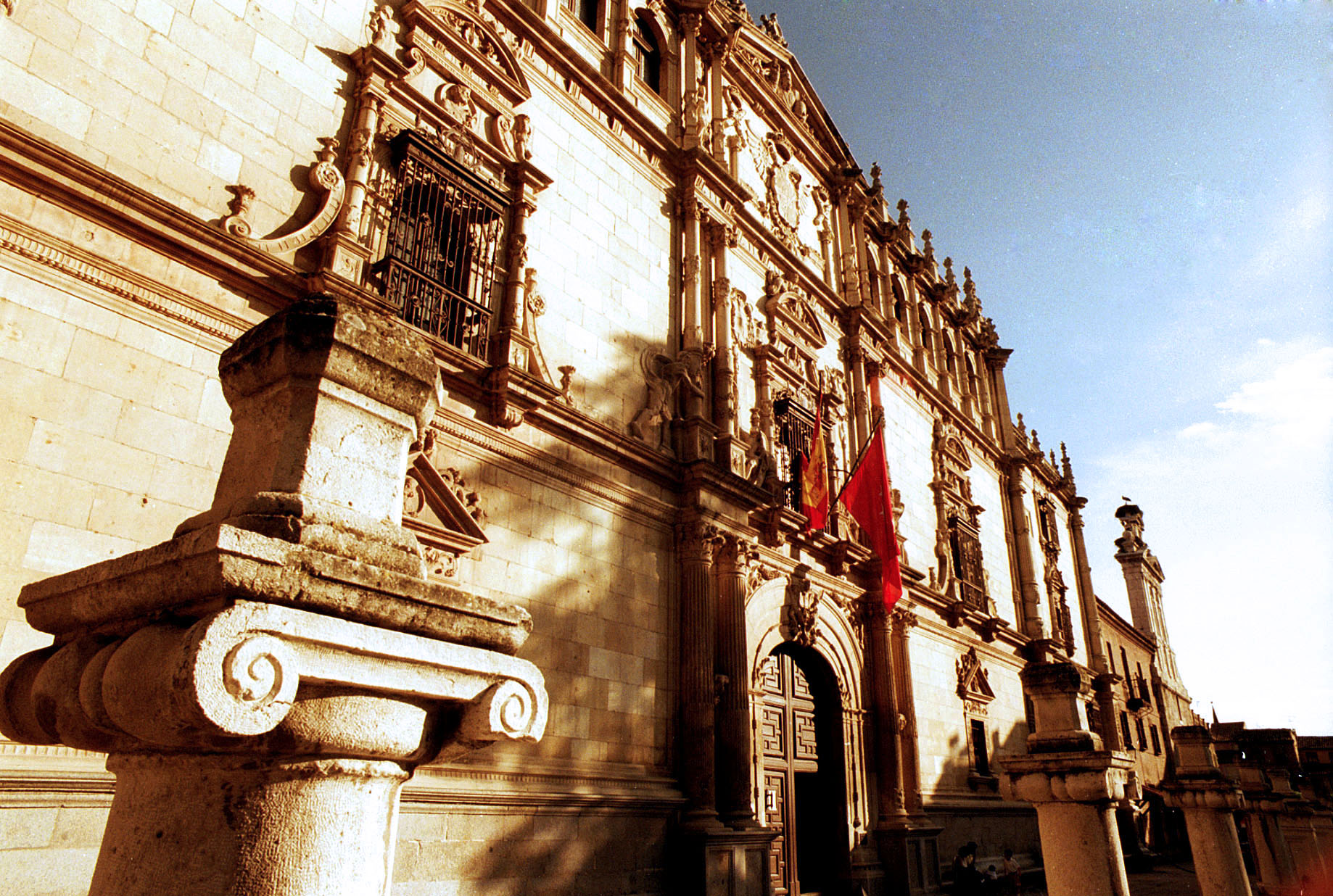 Fachada de la Universidad de Alcalá con una columna en primer plano